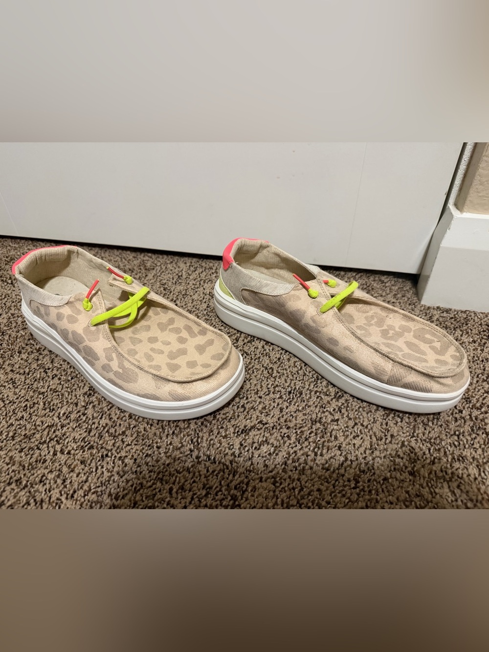 HEYDUDE Wendy Rise Leopard Neon Beige Platform Shoes Women’s 10